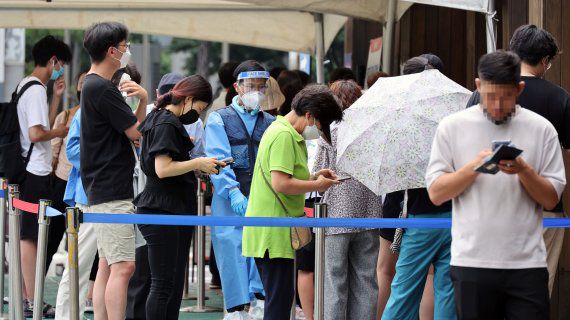7만3천582명의 코로나19 신규 확진자가 발생, 83일 만에 최다를 기록한 19일 서울 송파구 보건소 선별진료소에서 시민들이 검사를 기다리고 있다.