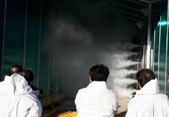 20일 강원도는 돼지열병과 구제역은 백신접종에 따른 항체 양성률을 확인하기 위해 도내 축산농장과 도축장 출하축을 대상으로 검사를 진행하고 있다고 밝혔다. 사진은 과거 구제역 발생 장소에 대한 소독 장면.