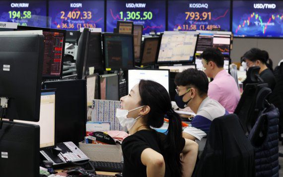 20일 오전 서울 중구 하나은행 본점 딜링룸에서 직원들이 업무를 보고 있다. 연합뉴스 제공