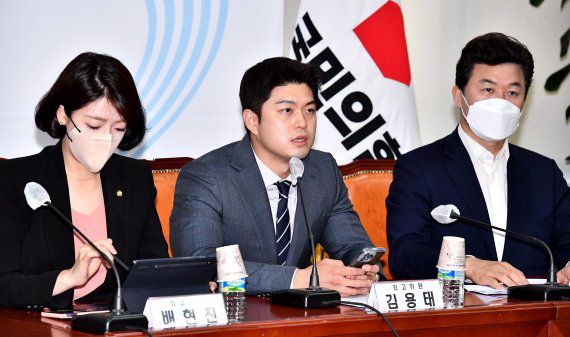 김용태 국민의힘 최고위원(가운데)이 지난 11일 서울 여의도 국회에서 열린 국민의힘 최고위원회의에서 발언하고 있다. 사진=박범준 기자