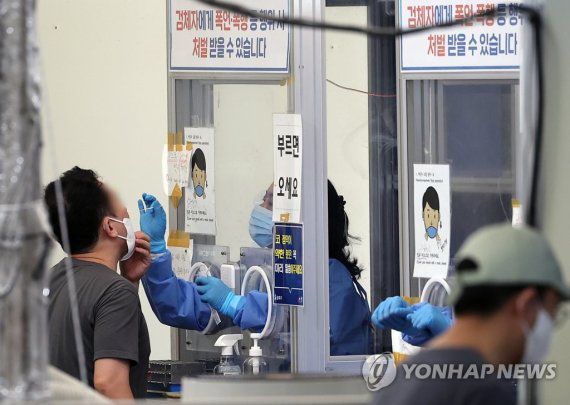 7만 명대 기록한 코로나19 신규 확진 (서울=연합뉴스) 임헌정 기자 = 7만3천582명의 신종 코로나바이러스 감염증(코로나19) 신규 확진자가 발생, 83일 만에 최다를 기록한 19일 오전 서울 송파구 보건소 선별진료소에서 시민들이 검사를 받고 있다. 2022.7.19 kane@yna.co.kr (끝) /사진=연합뉴스