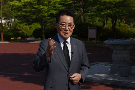 박지원 전 국가정보원장이 6일 오후 광주 북구 국립 5·18민주묘지 승모루 부근에서 취재진과 인터뷰를 하고 있다. 뉴스1