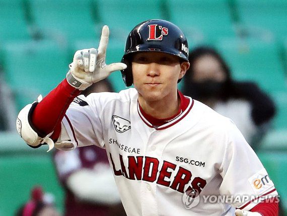 오지환과 박빙의 싸움을 벌이고 있는 SSG 박성한. 연합뉴스