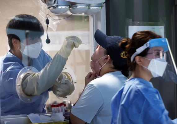 26일 중앙방역대책본부에 따르면 0시 기준 신규 코로나19 확진자는 9만 9327명으로 집계된 가운데 서울 용산구 보건소에 마련된 코로나19 선별진료소를 찾은 시민들이 검사를 받고 있다. 사진=박범준 기자