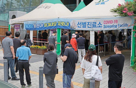 17일 서울 용산구보건소 선별진료소를 찾은 시민들이 검사를 위해 줄지어 서 있다. 사진=김범석 기자