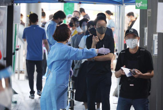 26일 중앙방역대책본부에 따르면 0시 기준 신규 코로나19 확진자는 9만 9327명으로 집계된 가운데 서울 용산구 보건소에 마련된 코로나19 선별진료소를 찾은 시민들과 관광객들이 검사를 받기 위해 대기 하고 있다. 사진=박범준 기자