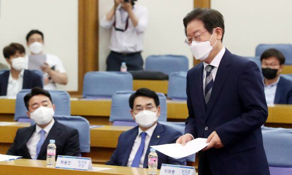 29일 오전 국회 의원회관에서 열린 더불어민주당 국민통합 정치교체 추진위원회 당대표 후보자 초청 공개토론회에서 이재명 후보가 단상으로 향하고 있다. (공동취재) 2022.7.29/뉴스1 /