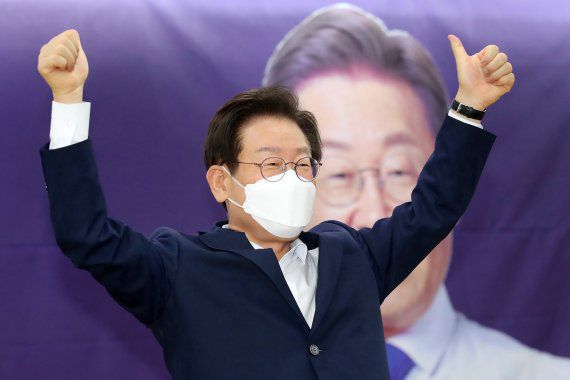 더불어민주당 당권 주자인 이재명 후보가 31일 오전 대구 엑스코에서 열린 대구시민 토크쇼에 참석해 두 손을 번쩍 들어 올리고 있다. 2022.7.31/뉴스1                                     더불어민주당 당 대표 후보인 박용진 의원이 31일 대구시당에서 지역 기자들과 간담회를 하고 있다. 2022.7.31