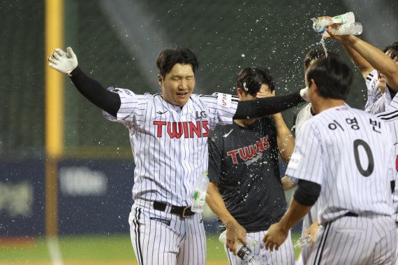 30일 KT전서 끝내기 홈런을 터트린 문보경,. 사진=LG 트윈스 제공.