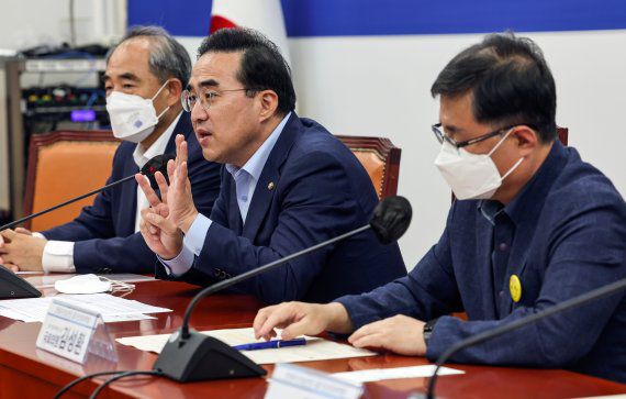 박홍근 더불어민주당 원내대표가 1일 서울 여의도 국회에서 열린 고유가 국민고통 분담을 위한 정유업계 간담회에서 인사말을 하고 있다. (공동취재) 2022.8.1/뉴스1