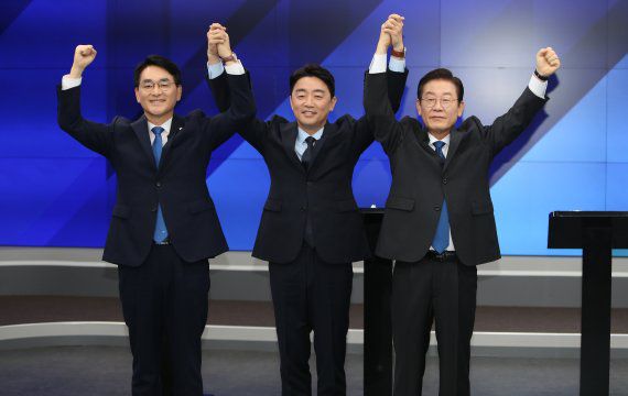 2일 오후 더불어민주당 박용진(왼쪽부터)·강훈식·이재명 당 대표 후보들이 강원 춘천시 G1 강원민방에서 열린 지역순회 방송토론회에 앞서 포즈를 취하고 있다. 2022.08.02. 뉴시스                                    2일 강원 춘천시 G1방송에서 열린 더불어민주당 당 대표 후보자 초청 토론회에서 박용진(왼쪽부터), 강훈식, 이재명 후보가 기념촬영을 하고 있다.