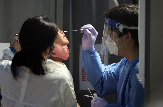 3일 서울 용산구보건소 코로나19 선별진료소에서 한 어린이가 코로나19 검사를 받고 있다. 사진=박범준 기자