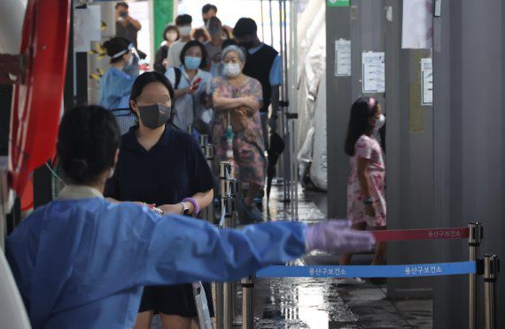 3일 서울 용산구보건소 코로나19 선별진료소에서 시민들이 코로나19 검사를 받기 위해 줄을 서 있다. 사진=박범준 기자