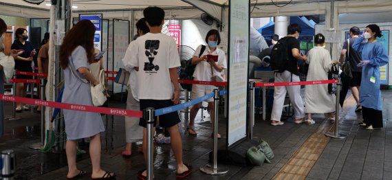 3일 서울 용산구보건소 코로나19 선별진료소에서 시민들이 코로나19 검사를 받기 위해 줄을 서 있다. 사진=박범준 기자