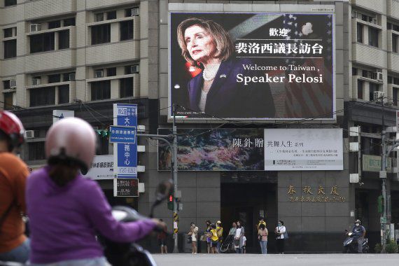 People walk past a billboard welcoming U.S. House Speaker Nancy Pelosi, in Taipei, Taiwan, Wednesday, Aug 3, 2022. Pelosi arrived in Taiwan late Tuesday, becoming the highest-ranking American official in 25 years to visit the self-ruled island claimed by China, which quickly announced that it would conduct military maneuvers in retaliation for her presence. (AP Photo/Chiang Ying-ying) /뉴시스/AP /사진=뉴시스 외신화상
