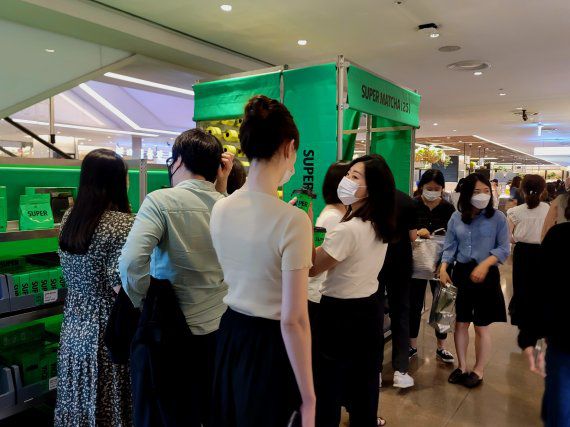 3일 서울 강남구 현대백화점 무역센터점 지하1층 GS25X슈퍼말차 팝업스토어 슈퍼말차25에 손님이 몰렸다. 사진=박문수 기자.