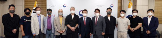 (서울=뉴스1) = 박보균 문화체육관광부 장관이 3일 서울 용산구 문체부 저작권보호과 서울사무소 회의실에서 방송영상콘텐츠·OTT 업계 관계자와 간담회 기념촬영을 하고 있다. (문화체육관광부 제공) 2022.8.3/뉴스1 /사진=뉴스1화상