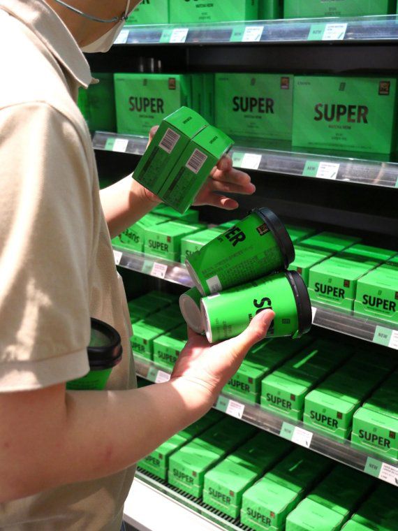 서울 영등포구 더현대서울 GS25X슈퍼말차 팝업스토어 슈퍼말차25에 손님이 몰렸다. 사진=박문수 기자.