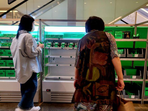 3일 서울 강남구 현대백화점 무역센터점 지하1층 GS25X슈퍼말차 팝업스토어 슈퍼말차25에 손님이 몰렸다. 사진=박문수 기자.