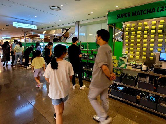 3일 서울 강남구 현대백화점 무역센터점 지하1층 GS25X슈퍼말차 팝업스토어 슈퍼말차25에 손님이 몰렸다. 사진=박문수 기자.