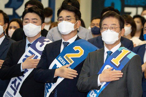 이재명(오른쪽부터), 박용진, 강훈식 더불어민주당 당대표 후보가 6일 대구 엑스코에서 열린 민주당 당대표 및 최고위원 후보자 대구·경북지역 합동연설회에서 국민의례를 하고 있다. 2022.8.6/뉴스1 /