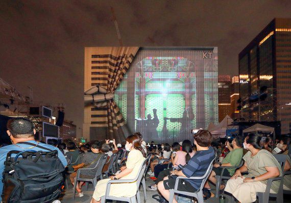 지난 6일 광화문 광장 개장 행사에서 선보여진 KT 광화문 West 사옥의 리모델링 공사 가림막을 활용한 미디어파사드 전경. KT 제공