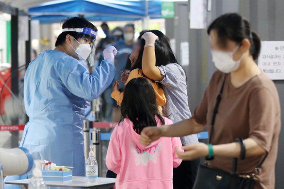 8일 오전 서울 용산구 보건소에 마련된 신종 코로나바이러스 감염증(코로나19) 선별검사소에서 한 어린이가 검체 검사를 받고 있다. 질병관리청 중앙방역대책본부(방대본)는 이날 0시 기준 코로나19 신규 확진자가 5만5292명 발생했다고 밝혔다. 이는 월요일(일요일 발생) 기준 4월 11일 9만912명 이후 17주일(119일·3개월 28일) 만에 최다 규모다. 뉴스1