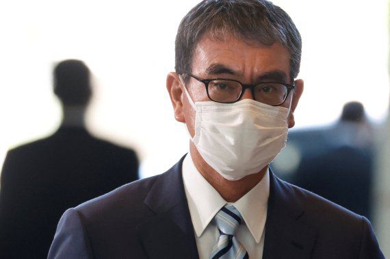 10일 개각에 따라 디지털 담당상으로 재입각한 고노 다로 자민당 홍보본부장이 이날 총리 관저로 들어서고 있다. 로이터 뉴스1                                    자민당 정무조사회장에서 경제안보상으로 이동한 다카이치 사나에. 로이터 뉴스1