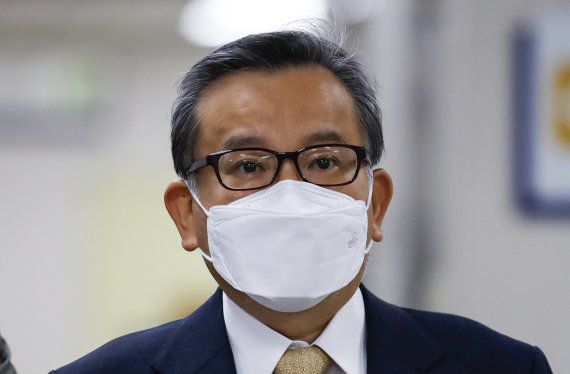 김학의 전 법무부 차관이 지난해 11월 11일 오전 서울 서초구 서울고등법원에서 열린 뇌물수수 사건 파기환송심 3차 공판에 출석하고 있다./사진=뉴시스