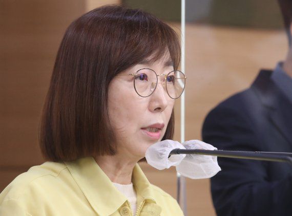 백경란 질병관리청장이 지난달 29일 오전 서울 종로구 정부서울청사 별관 브리핑룸에서 코로나19 대응 정례브리핑을 하고 있다. 뉴시스                                    코로나19 예방접종 대응추진단에 따르면 60세 이상과 면역저하자, 요양병원·시설 및 정신건강증진시설 입원·입소·종사자로 한정돼 있었던 4차 접종 대상자를 지난달 18일부터 50대와 18세 이상 기저질환자, 장애인·노숙인 생활시설 입소·종사자로 확대한다고 밝혔다. 뉴시스
