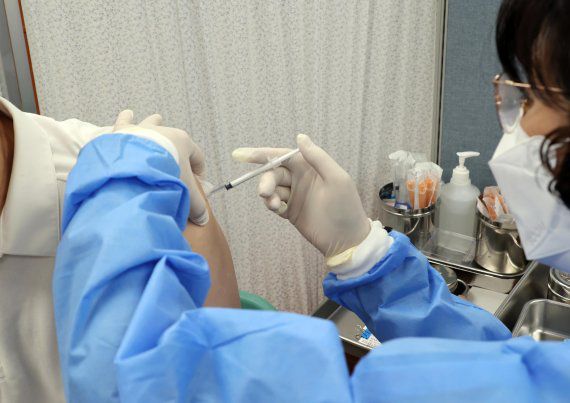 서울 종로구 보건소에서 한 시민이 백신접종을 하고 있다. 사진=박범준 기자