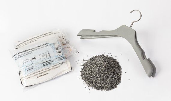 코오롱그룹이 사용 후 폐마스크를 재활용해 옷걸이를 만들었다. 코오롱그룹 제공