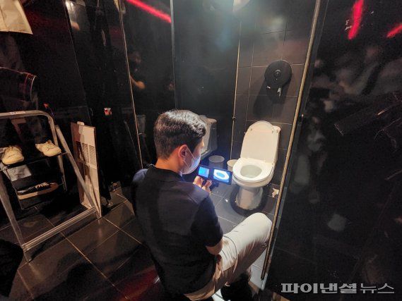 18일 오후 서울 마포구 홍대입구 인근 한 클럽에서 마포경찰서 관계자가 혹시 있을지도 모를 화장실 불법촬영기기를 수색하고 있다. 사진=김동규 기자