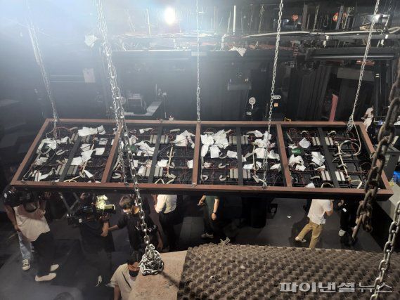 18일 오후 서울 마포구 홍대입구에 위치한 한 클럽 LED전광판 뒷면이 휴지로 더럽혀져 있다. 사진=김동규 기자