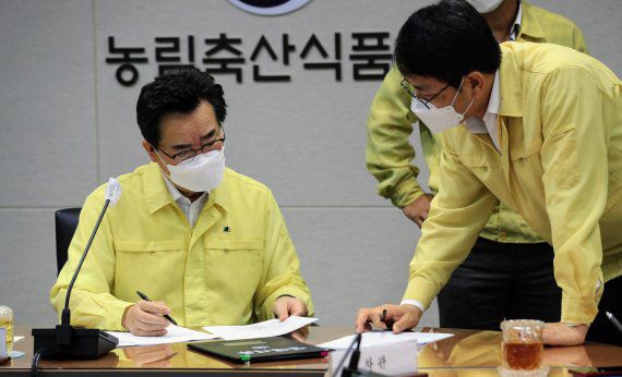 정황근 중앙사고수습본부장이 19일 긴급 방역상황회의를 개최했다. /사진=뉴스1