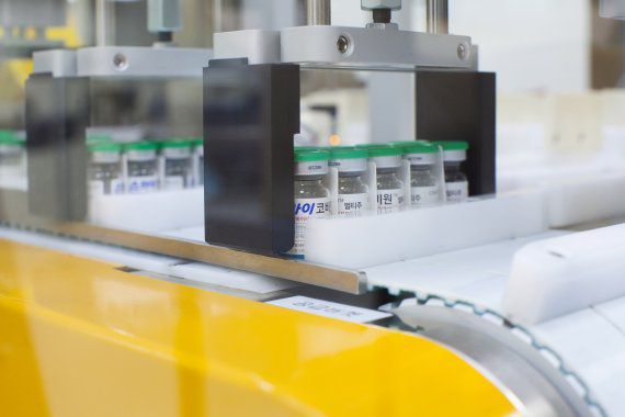 포장 공정 중인 국산 1호 코로나19 백신 스카이코비원.연합뉴스