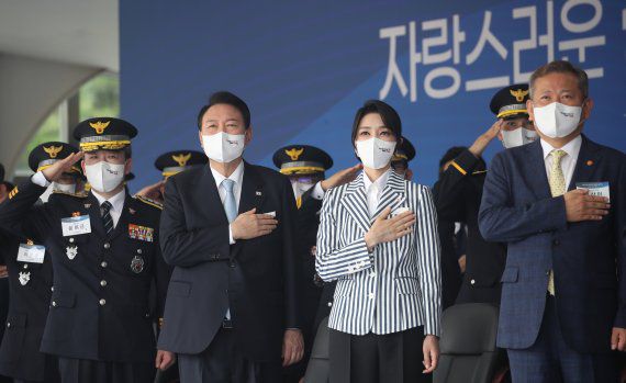 윤석열 대통령과 부인 김건희 여사가 19일 충북 충주 중앙경찰학교 대운동장에서 열린 중앙경찰학교 310기 졸업식에서 국기에 대한 경례를 하고 있다. 왼쪽부터 윤희근 경찰청장, 윤 대통령, 김 여사, 이상민 행정안전부 장관. /사진=뉴시스