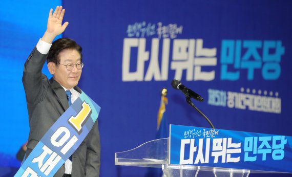 이재명 더불어민주당 당대표 후보가 20일 전북 전주시 화산체육관에서 열린 더불어민주당 당대표·최고위원 후보자 전북지역 합동연설회에서 정견 발표에 앞서 당원들에게 인사를 하고 있다. 2022.8.20/뉴스1