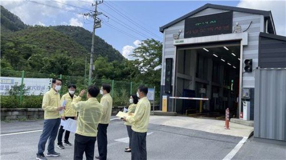 21일 강원도는 지난 20일 김명선 강원도 행정부지사가 양구군 양돈농장 아프리카돼지열병 발생 관련, 인근 시·군인 춘천시 신동면 팔미리에 위치한 거점세척소독장소를 찾아 세척·소독 등 운영 실태를 점검하고, 인근에 위치한 양돈농장을 방문하여 농장 내·외부와 주변 도로 소독?통제 등 농장 차단방역 상황을 꼼꼼히 점검, 방역 조치를 더욱 강화해줄 것을 주문하였다고 밝혔다. 사진=강원도 제공