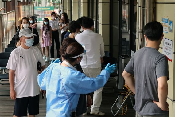 0시 기준 국내 코로나19 신규확진자가 11만933명으로 집계된 21일 오전 서울 송파구보건소 선별진료소를 찾은 시민들이 검사를 받기 위해 줄 서 있다. 사진=서동일 기자