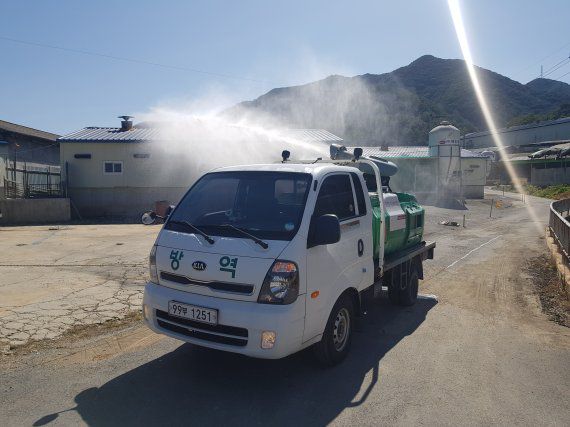 경남도가 아프리카돼지열병(ASF) 도내 유입 방지 방역대책을 강화해 추진한다고 19일 밝혔다. 사진은 방역차랑이 농장을 소독하는 모습.(경남도 제공)2022.8.19. /사진=뉴스1