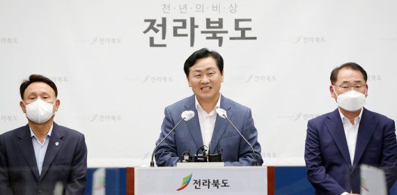 김관영 전북도지사가 24일 전북도청 기자회견장에서 '군산항 제2준설토 투기장 건설 확정' 브리핑을 하고 있다. /사진=뉴스1