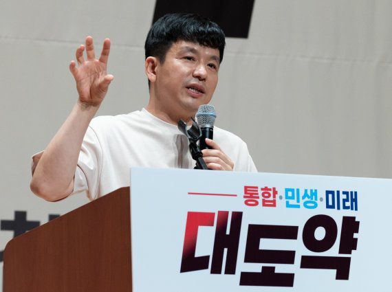 이지성 작가가 25일 오후 충남 천안시 동남구 재능교육연수원에서 열린 2022 국민의힘 연찬회에서 '인공지능에게 대체되지 않는 정당을 만드는 법'을 주제로 강연하고 있다. 2022.8.25/뉴스1 ⓒ News1 이재명 기자 /사진=뉴스1