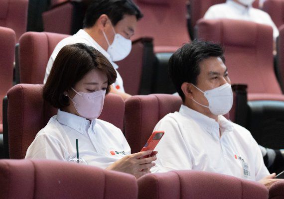 (천안=뉴스1) 이재명 기자 = 배현진 국민의힘 의원이 25일 오후 충남 천안시 동남구 재능교육연수원에서 열린 2022 국민의힘 연찬회에서 스마트폰을 살펴보고 있다. 2022.8.25/뉴스1 /사진=뉴스1화상