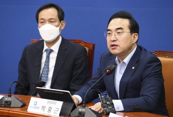 박홍근 더불어민주당 원내대표가 26일 국회에서 열린 마지막 비상대책위원회의에서 발언하고 있다. 공동취재사진, 뉴시스.                                    우상호 더불어민주당 비상대책위원장과 박홍근 원내대표가 26일 국회에서 열린 마지막 비상대책위원회의에서 이야기를 나누고 있다. 공동취재사진, 뉴시스.