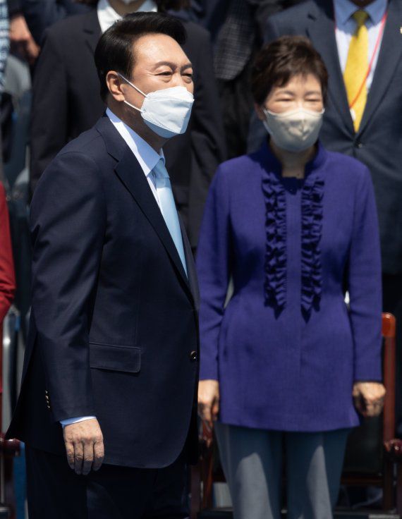 지난 5월 10일 오전 서울 여의도 국회 본관 앞에서 열린 제20대 대통령 취임식에서 윤석열 대통려잉 취임 선서를 하기 위해 단상으로 향하고 있다. 오른쪽은 박근혜 전 대통령. 박 전 대통령이 이날 이후 107일인 만인 25일 저녁 서울 강남의 한 호텔 중식당서 일행들과 함께 만찬을 하는 모습이 목격됐다. ⓒ News1 DB /사진=뉴스1