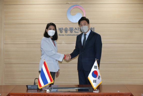 방송통신위원회 안영환 부위원장(오른쪽)과 태국 피롱롱 라마수타(Pirongrong Ramasoota) NBTC 상임위원이 29일 방송통신위원회에서 면담을 진행한 후 기념사진 촬영을 하고 있다. 방송통신위원회 제공