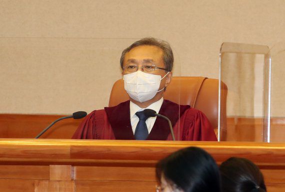 [서울=뉴시스] 고승민 기자 = 유남석 헌법재판소장과 헌법재판관들이 31일 서울 헌법재판소에서 남양주시-경기도 간 권한쟁의와 공무원연금법 등에 대한 위헌제청, 헌법소원에 대한 8월 심판사건 선고를 하기 전 자리에 앉아 있다. 2022.08.31. kkssmm99@newsis.com <저작권자ⓒ 공감언론 뉴시스통신사. 무단전재-재배포 금지.> /사진=뉴시스화상