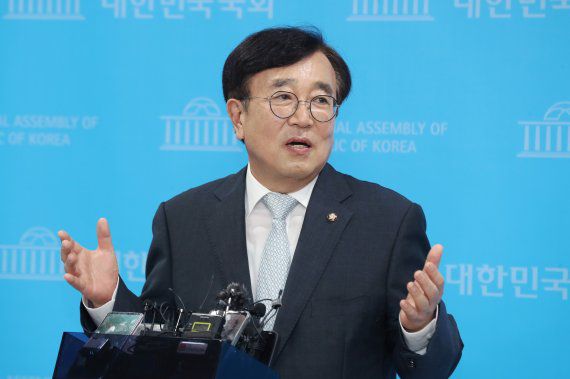 서병수 국민의힘 전국위원회 의장이 29일 국회 소통관에서 기자회견을 열고 당의 '새 비상대책위원회' 출범을 위한 전국위 소집 요구에 대해 "응할 생각이 없다"며 부정적인 입장을 밝히고 있다. (공동취재사진) 2022.08.29. /사진=뉴시스