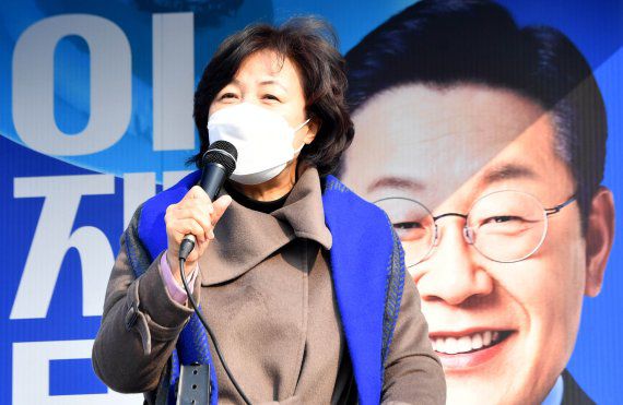 [광주=뉴시스] 변재훈 기자 = 추미애 더불어민주당 명예선대위원장이 지난 2월25일 오후 광주 서구 치평동 상무금요시장에서 이재명 대선 후보의 지지를 호소하고 있다. 2022.02.25. wisdom21@newsis.com /사진=뉴시스